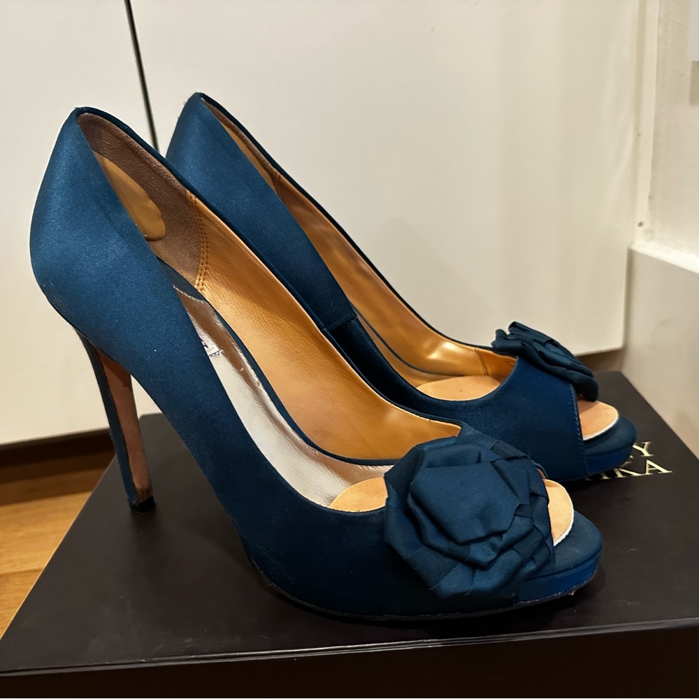 Badgley Mischka teal satin heels